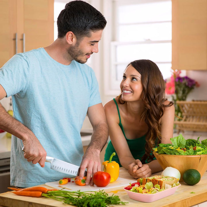 Paquete de 50 recipientes desechables de plástico para comida con tapa, de 32 oz, color rosa.